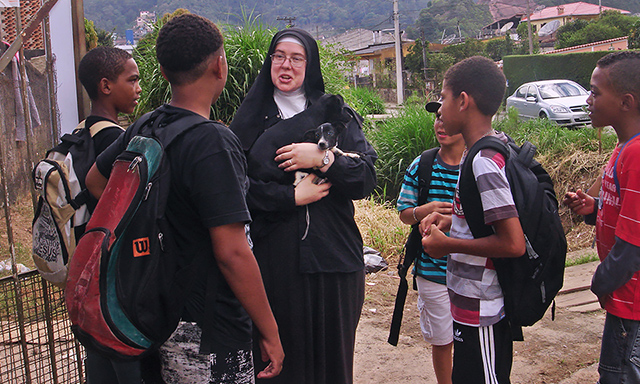 Sister talks to kid volunteers, (c) Kinship Circle